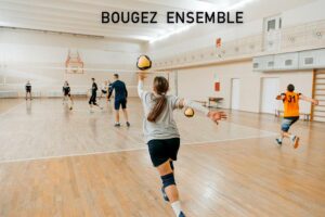Une équipe de collègues jouant au Volley-ball