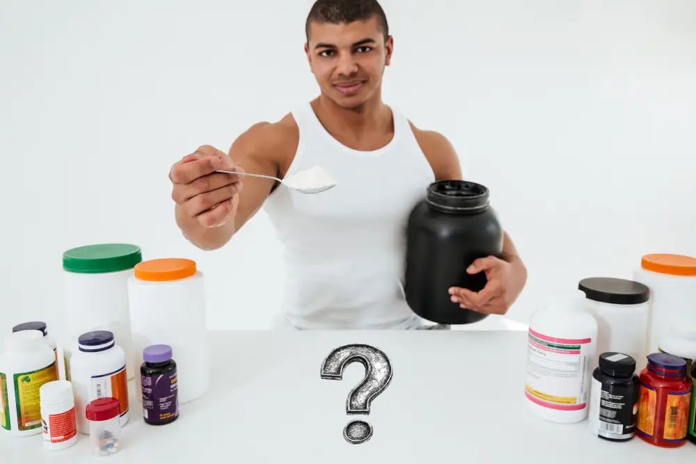 Un sportif devant une table où sont posés dépôt de whey