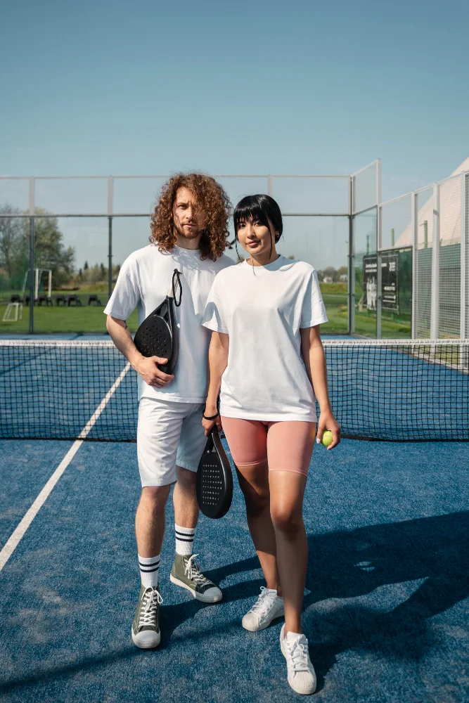 Un couple de joueurs de Padel sur un terrain de Padel