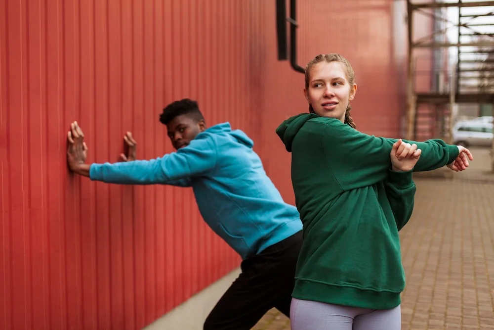 Un couple de sportif qui setire devant un mur