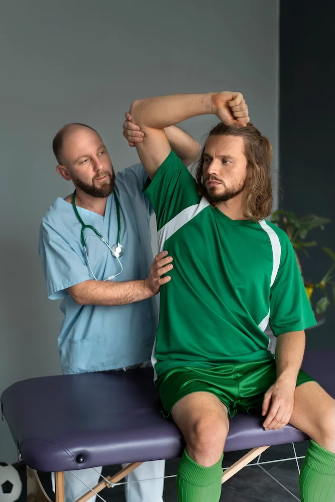Un kinésithérapeute qui ausculte un sportif