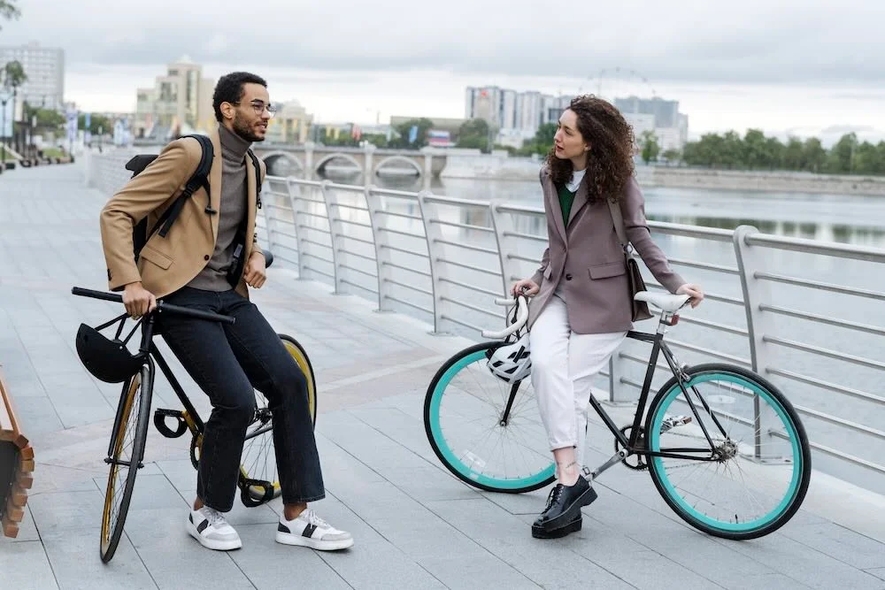 Un couple avec leur velo sur un pont Un couple avec leur velo sur un pont