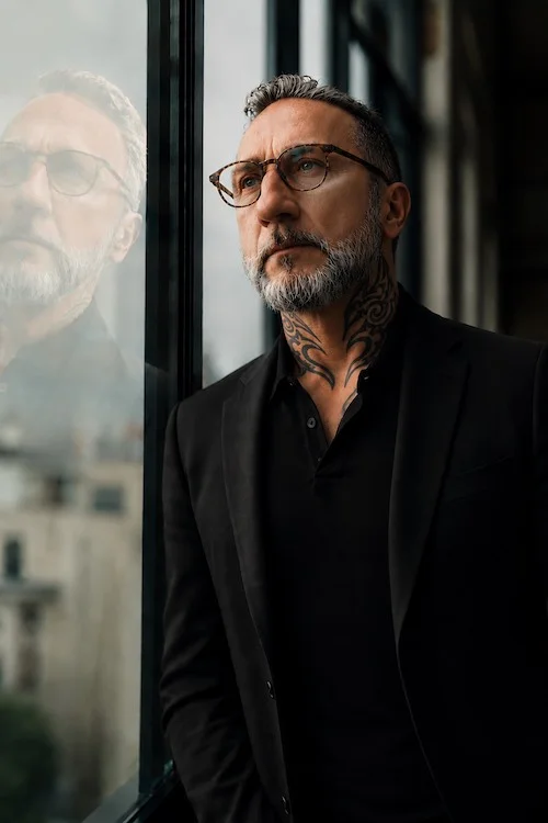 Herve Tueboeuf fondateur de Potesport debout devant une fenetre Hervé Tueboeuf, fondateur de Potesport, debout devant une fenêtre